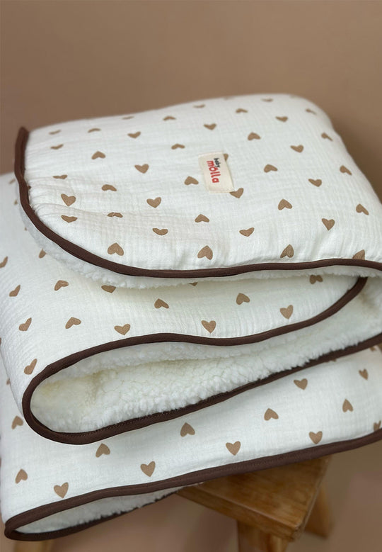 Batanije për bebe ~ Brown Hearts ~ Plush + muslin blanket