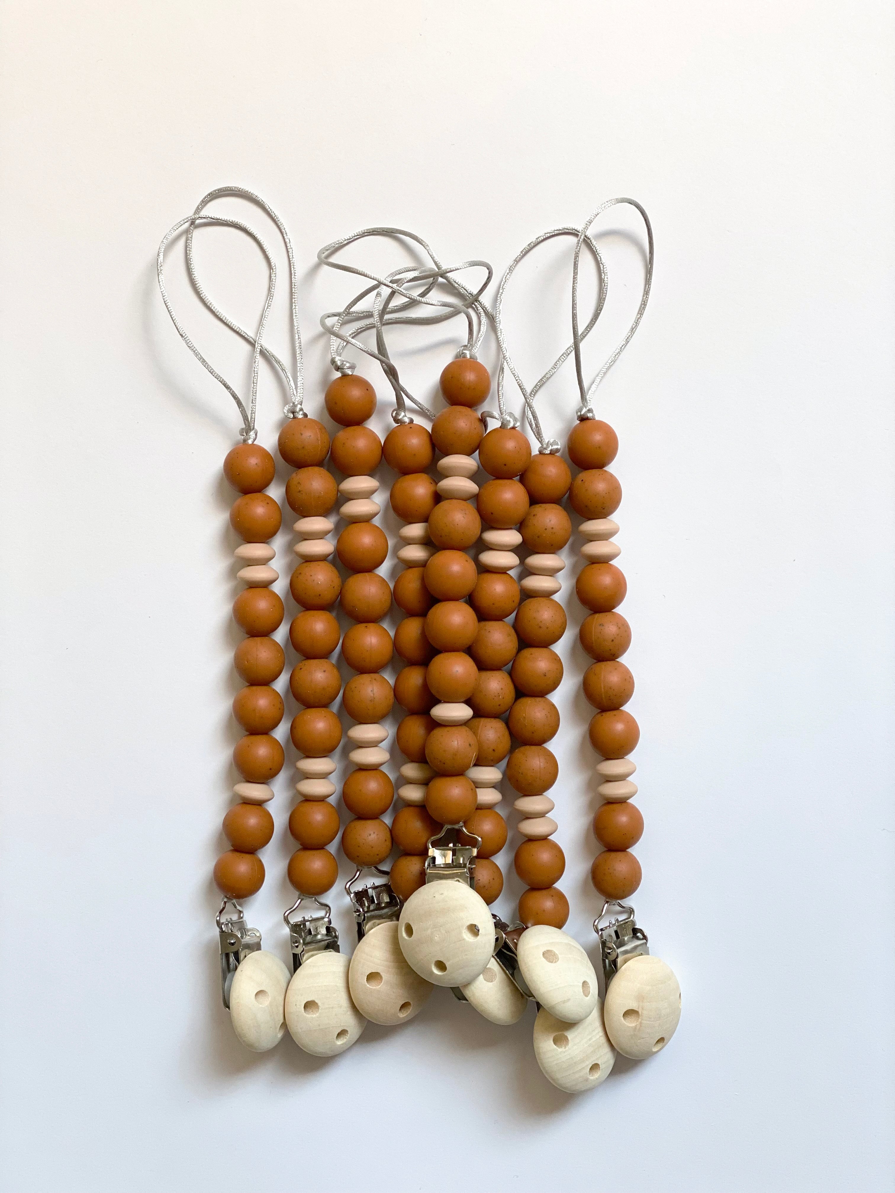 Brick Red Pacifier clip - Mbajtëse për biberon e kuqe