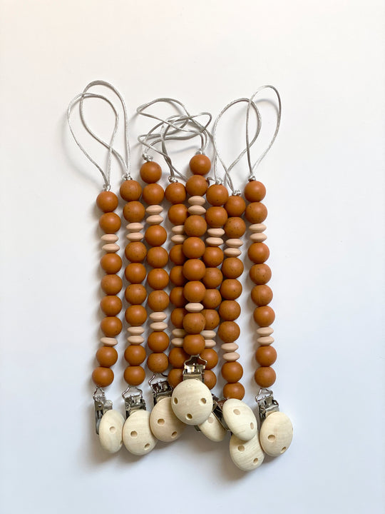 Brick Red Pacifier clip - Mbajtëse për biberon e kuqe