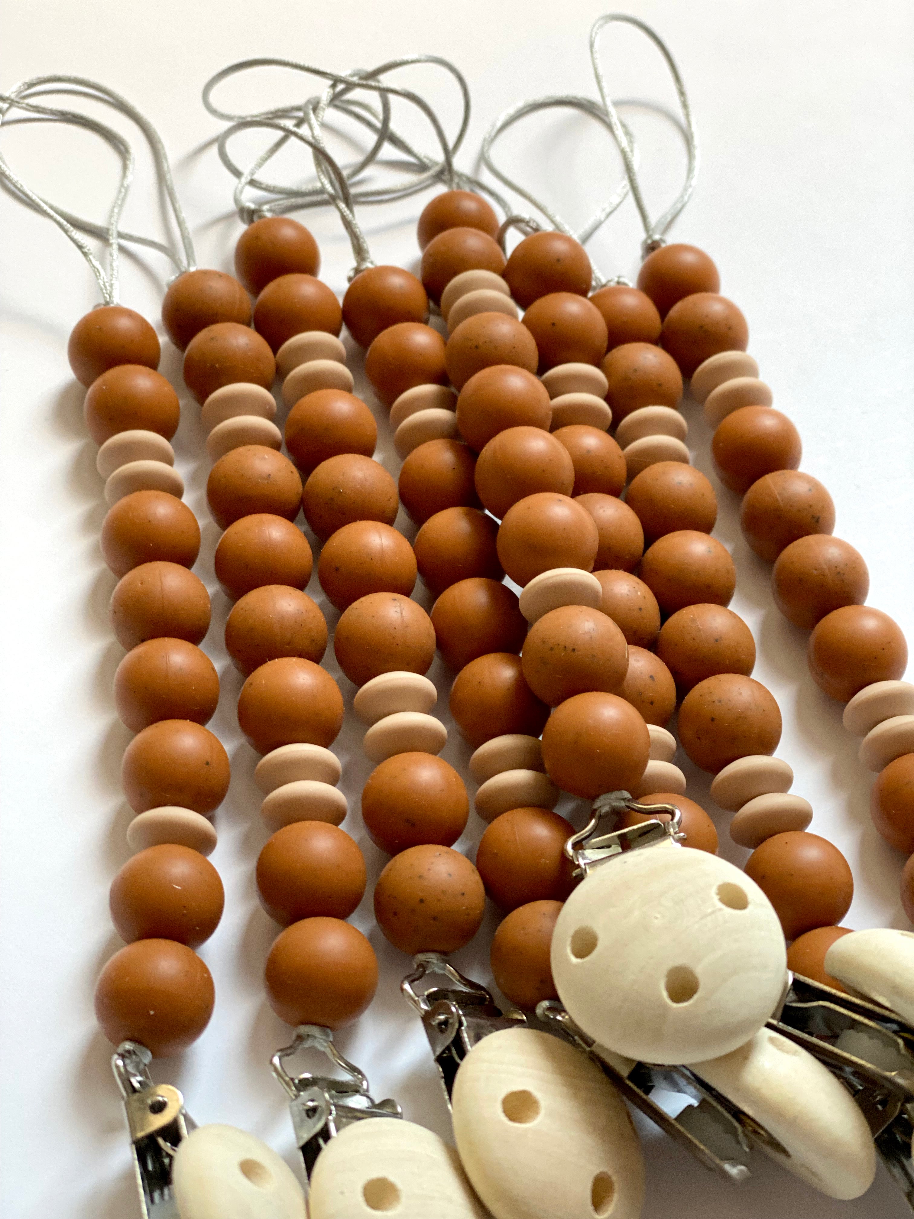 Brick Red Pacifier clip - Mbajtëse për biberon e kuqe