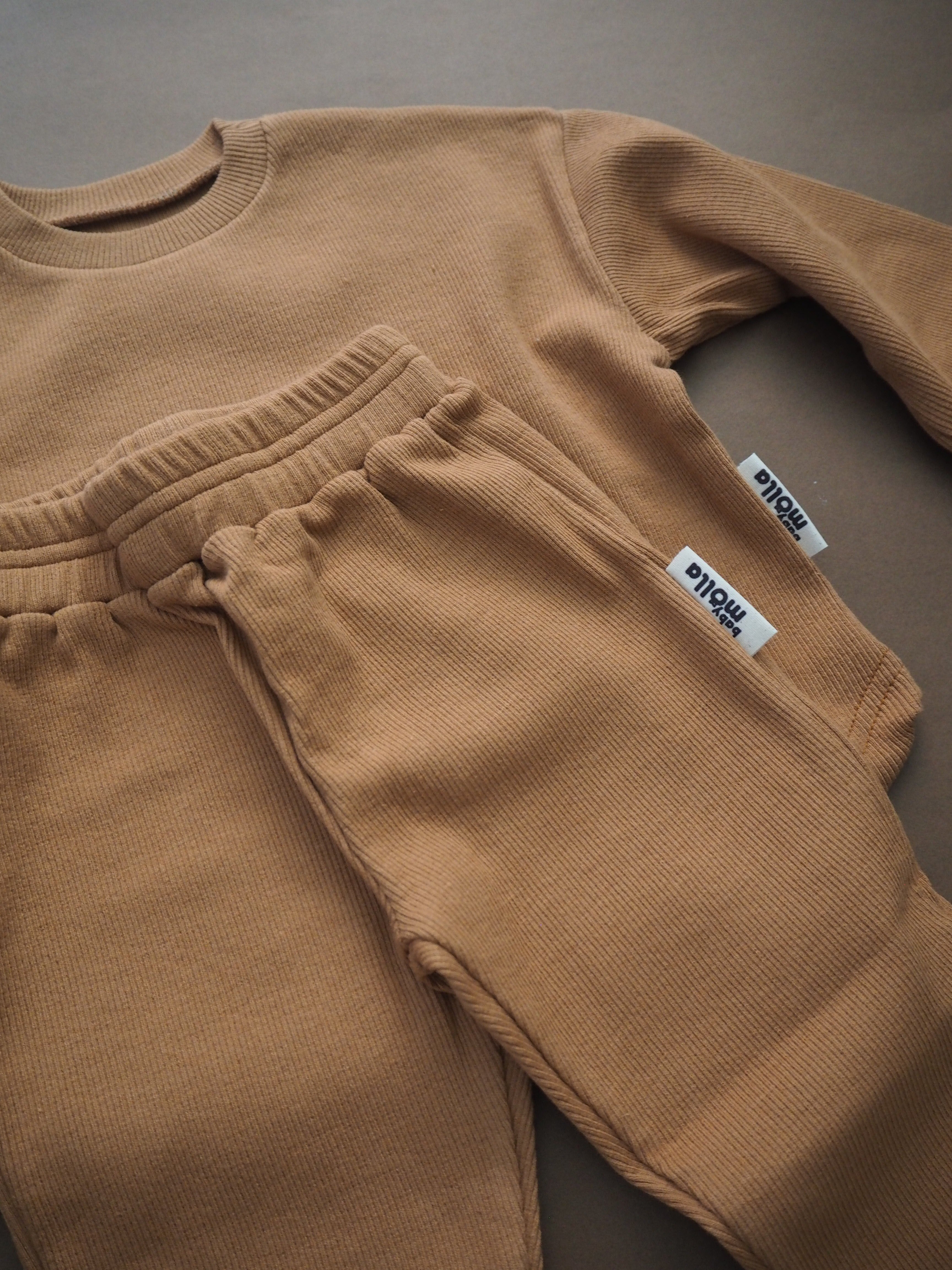 Brown - Bluzë dhe pantolone (set)