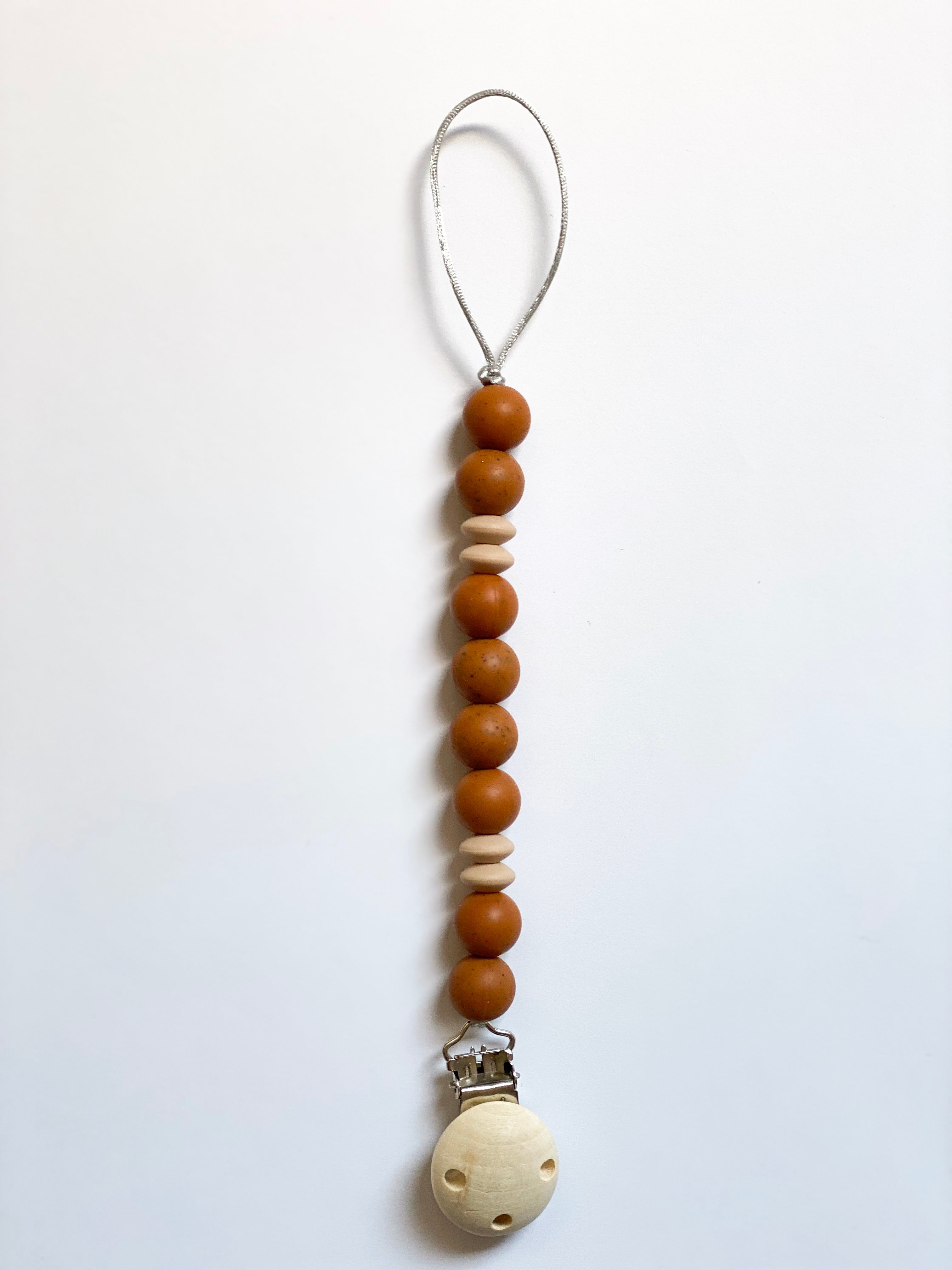 Brick Red Pacifier clip - Mbajtëse për biberon e kuqe