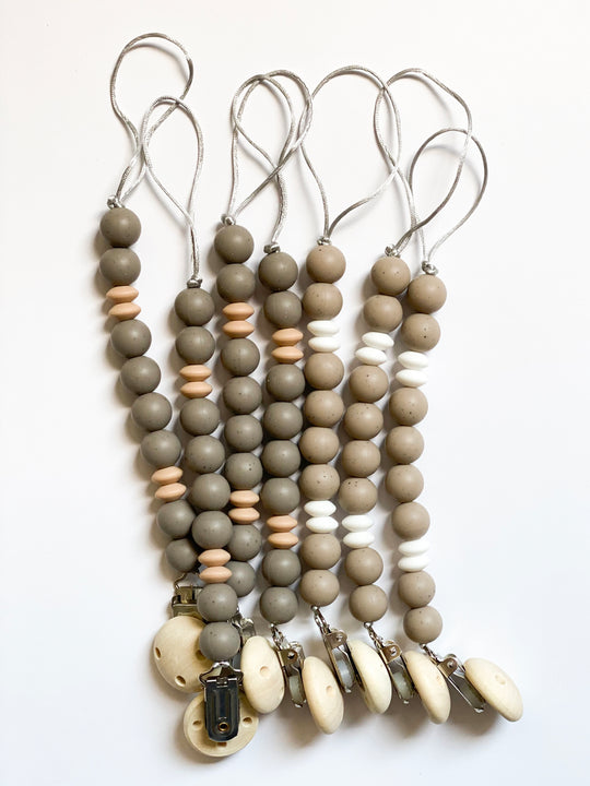 Grey & Taupe Pacifier clip - Mbajtëse për biberon