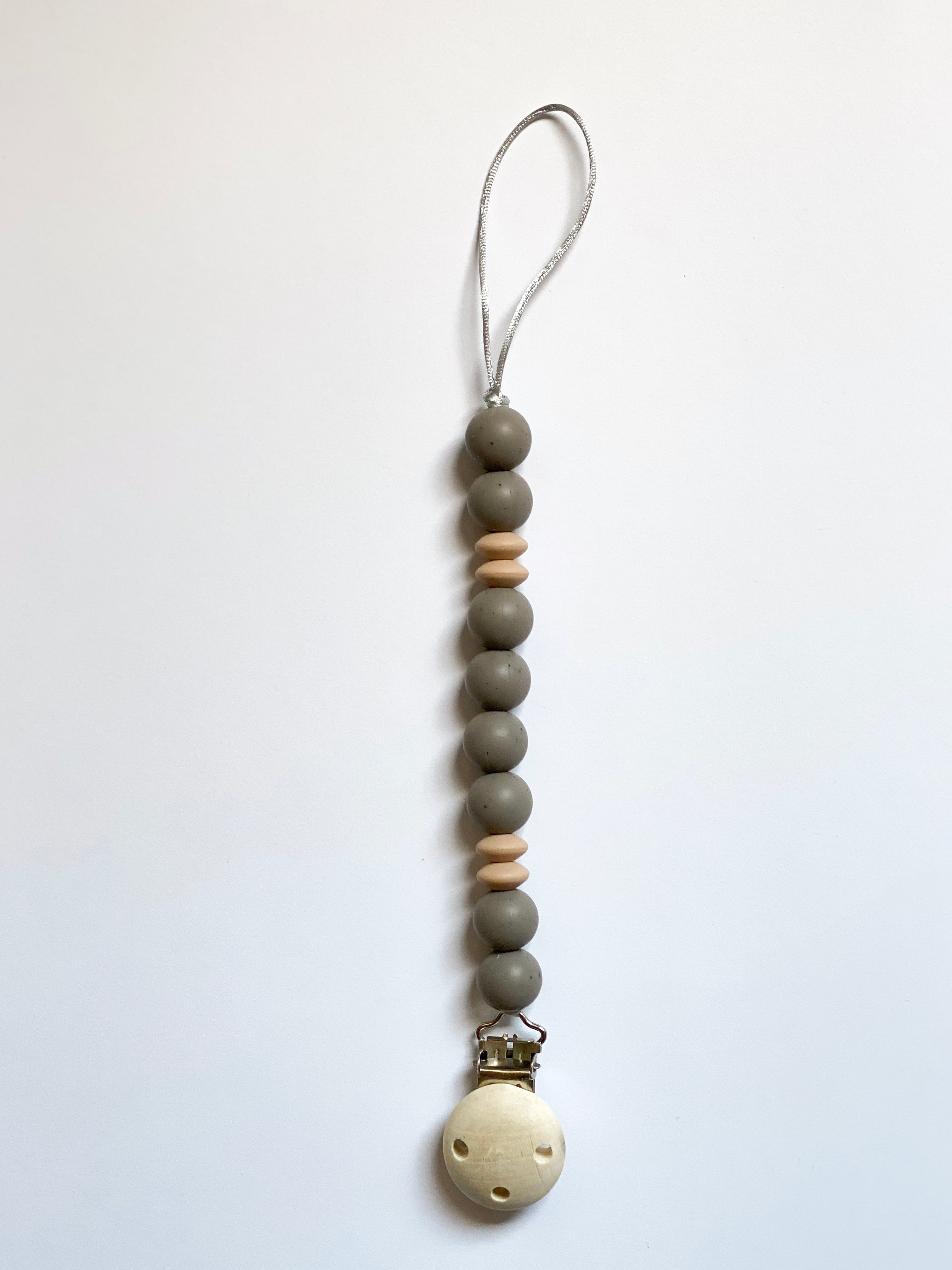 Grey & Taupe Pacifier clip - Mbajtëse për biberon